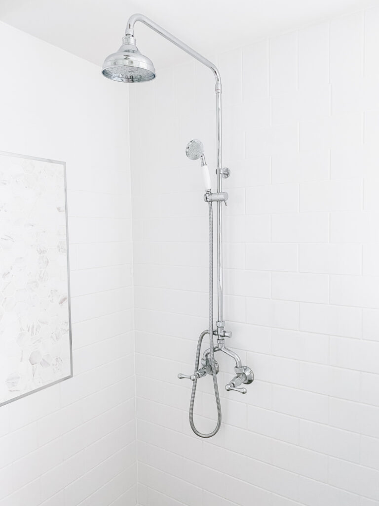 Traditional modern country ensuite design