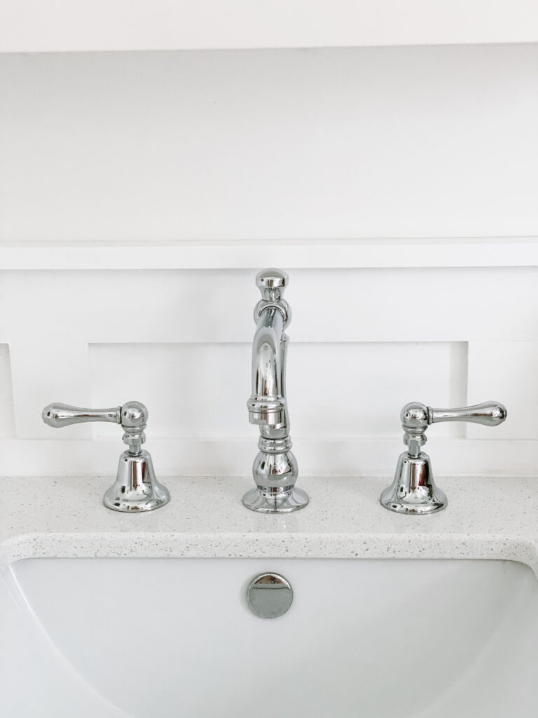 Traditional modern country ensuite design