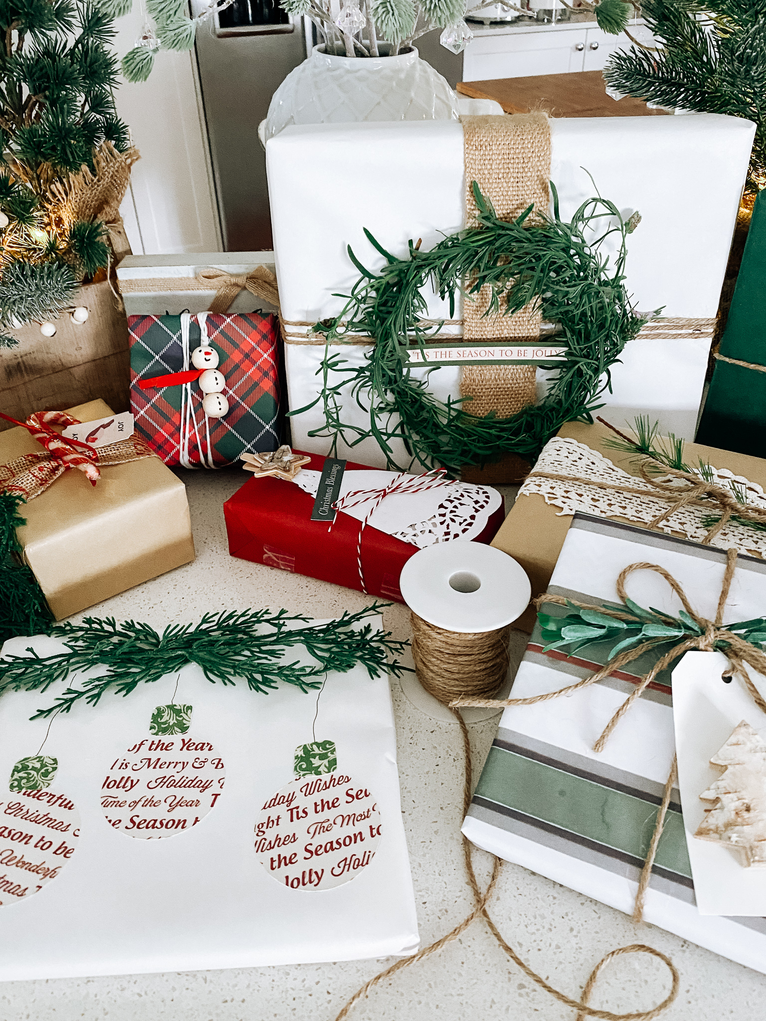 The simple way to wrap round gifts 🎁 cut enough paper to wrap around , How To Wrap A Presents